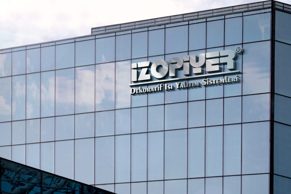 Izopiyer Logo Mockup scaled 1